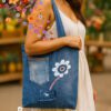 bolso-denim-artesanal-makrys-Flor-Valiente-bag-Makrys Bolso artesanal en denim reciclado Makrys. Flor-Valiente-bag-Makrys