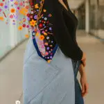 Bolso artesanal en denim reciclado Makrys Mujer con bolso colorido y moderno