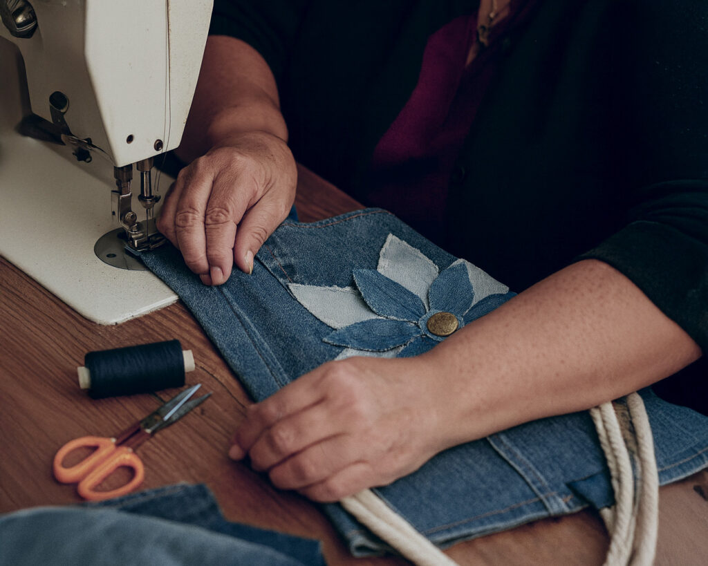 Edna artesana colombiana crea bolsos sostenibles Makrys